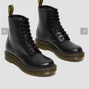 NWT Dr. Martens 1460 Smooth Leather, Size 6, Women
